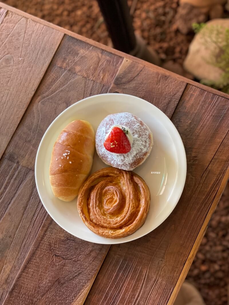 슬로 광교 호수공원 베이커리 카페 - 딸기 크림 도넛