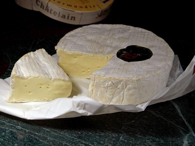 한 조각 잘려진 까망베르 치즈