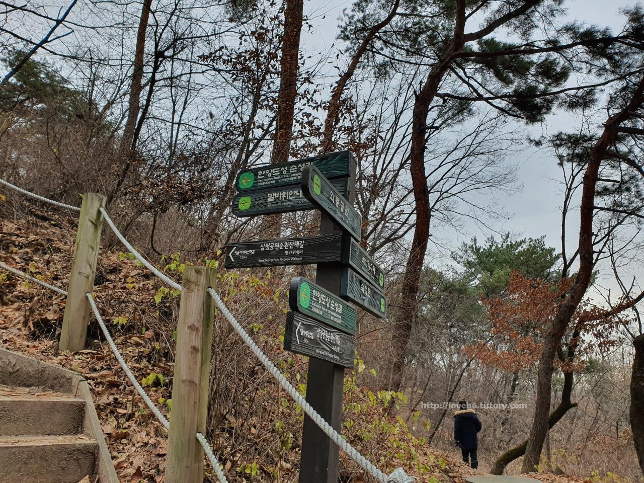 북악산_北岳山_Bukaksan/열심히 걷다보면
방향 표지판이 나오는데요
저는 한양도성 순성길
말바위 안내소 쪽으로 가겠습니다
