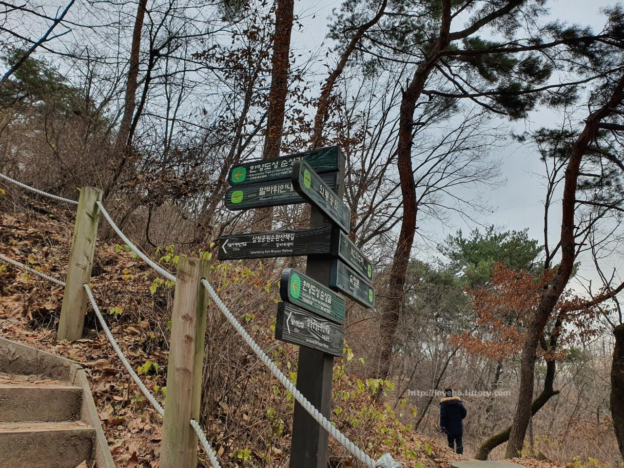 북악산_北岳山_Bukaksan/열심히 걷다보면 

방향 표지판이 나오는데요

저는 한양도성 순성길

말바위 안내소 쪽으로 가겠습니다