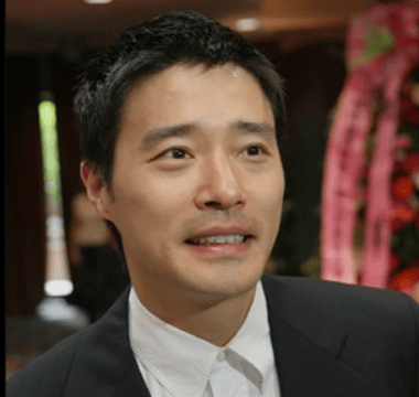 "결혼도 하고 아들도 낳고 잘 살았습니다." 가족 몰래 재혼을 하고 오토바이를 타고 원조 꽃미남 가수 수준에 올랐다. 1