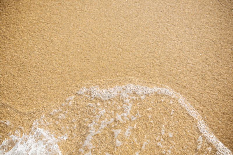 고운 모래 위 투명한 바닷물.