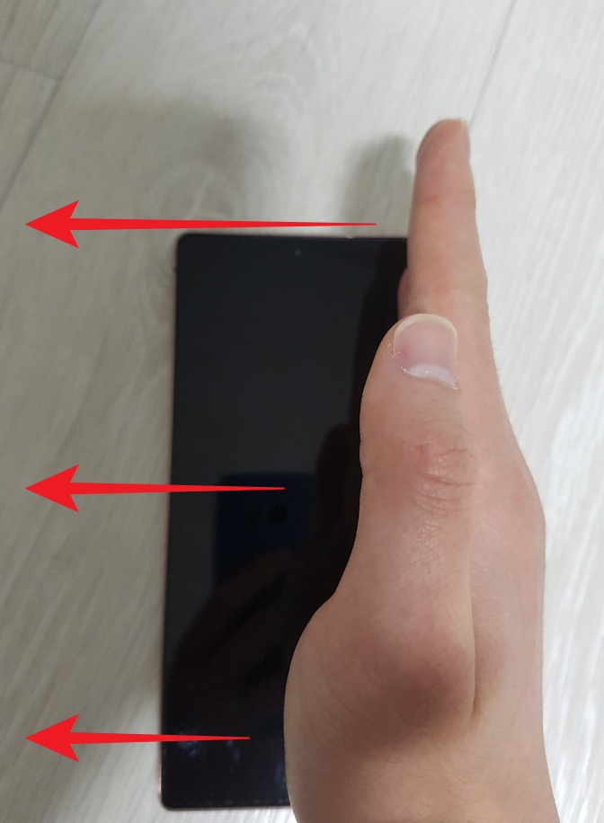 나의-손날을-휴대폰-끝에-배치해보기