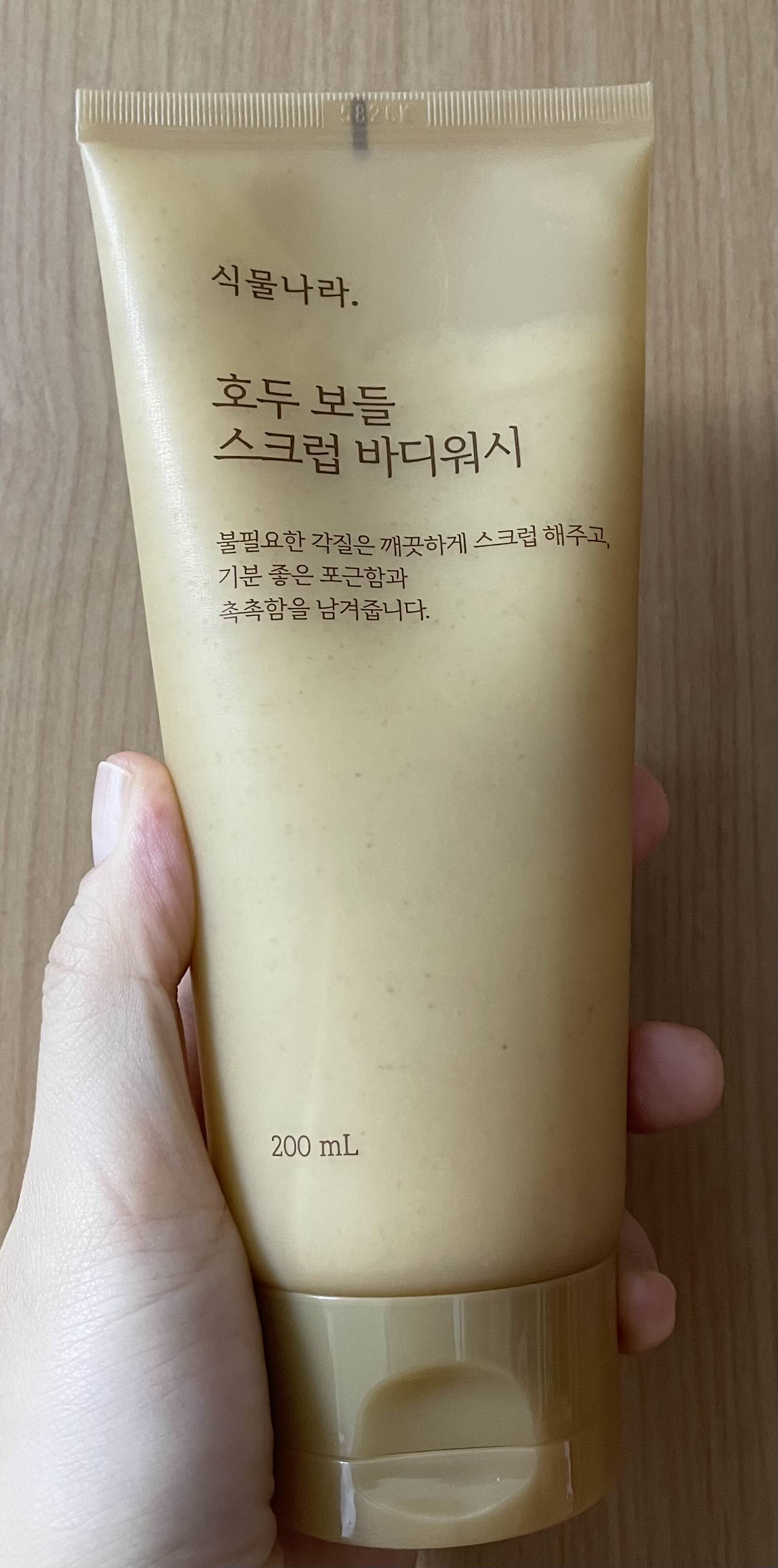  각질제거와 바디워시를 한번에 : 식물나라 호두 보들 스크럽 바디워시