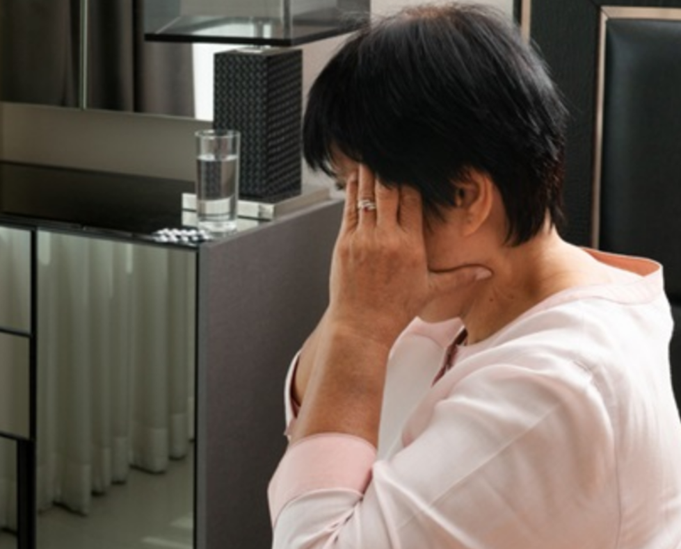 불면증으로-손으로-머리를-붙잡고-있는-갱년기-여성