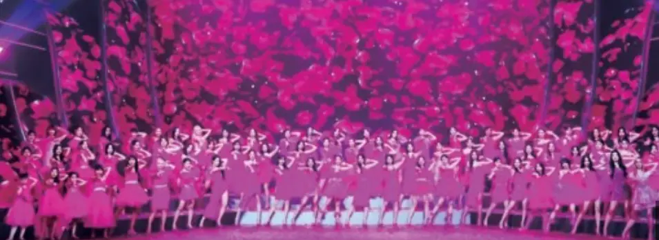 미스트롯3-
붉은 무대배경 앞 붉은 드레스들을 입고 3열로 길게 서있는 출연자들