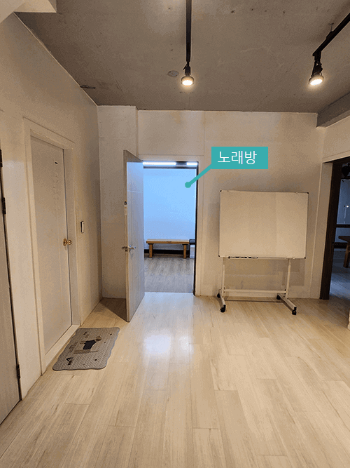 1층에 위치한 노래방