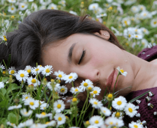 꽃밭에서-자고-있는-여자