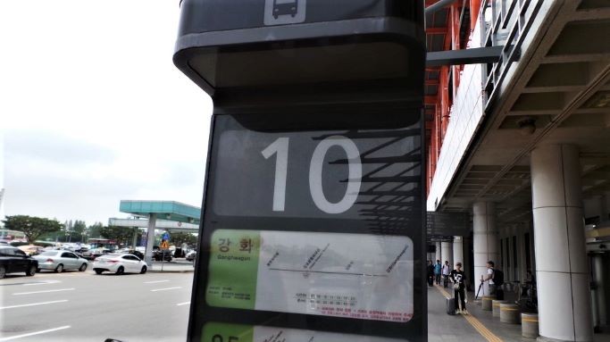 김포공항 국내선 고속버스 터미널 10번 승차대&#44; 커다랗게 10번 쓰여 있음&#44; 그 아래는 노선도와 시간표&#44;