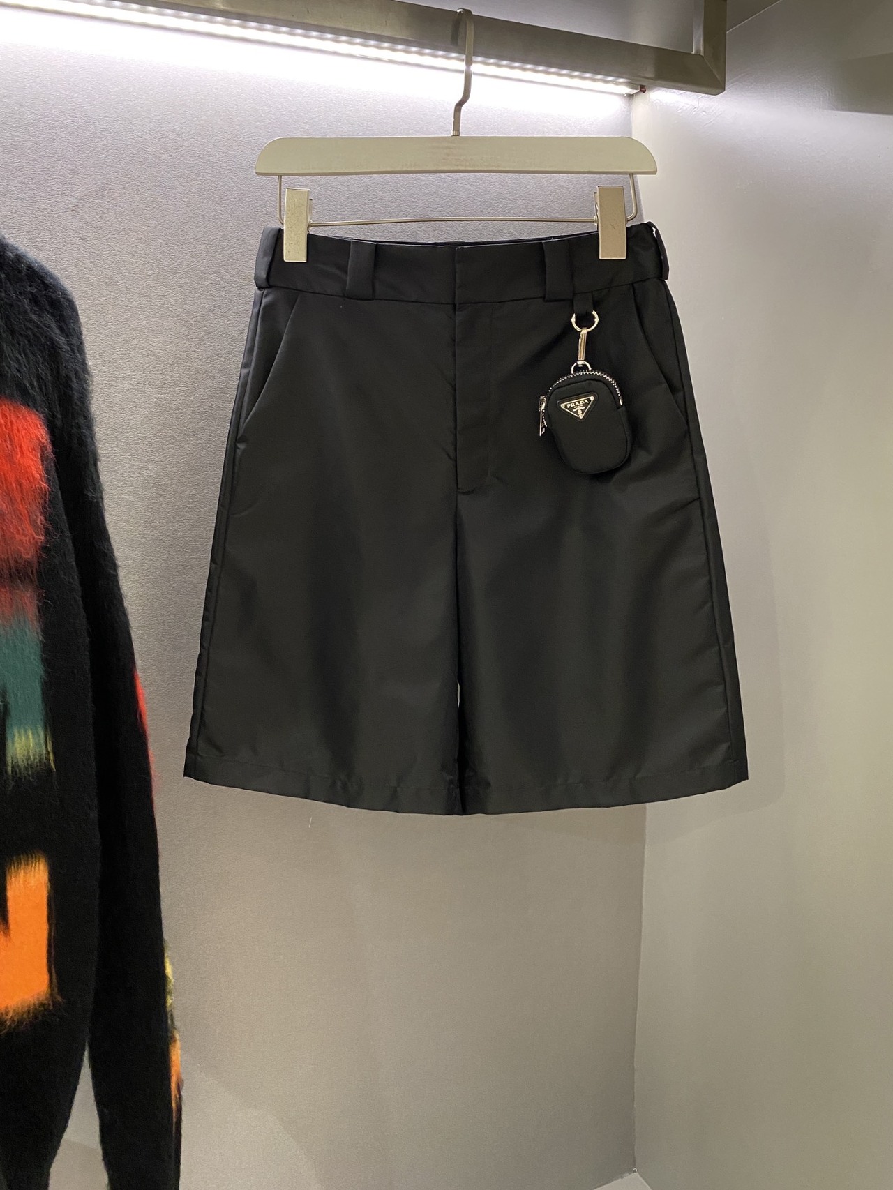  [PRADA] 프라다 리-나일론 개버딘 버뮤다 팬츠 22B768_1WQ8_F0002_S_202
