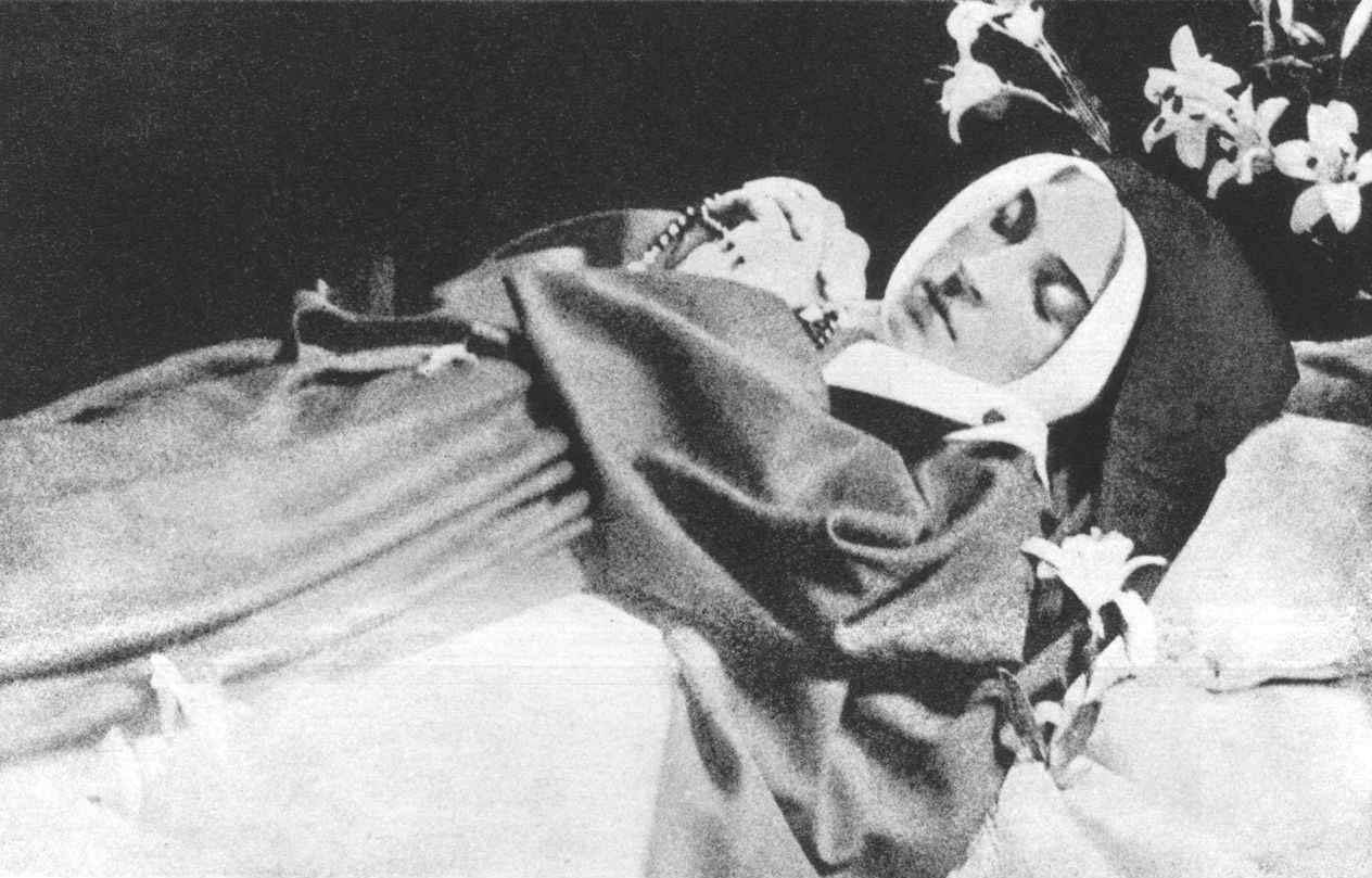“세상에서 가장 아름다운 미라..” 세계를 뒤집어놓은 143년간 썩지 않는 수녀 미라의 충격적인 비밀