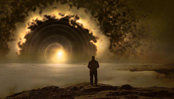 남자가 꿈속에 빛 터널을 바라보는 이미지