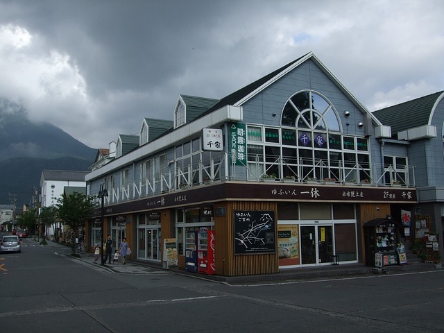 나무색 1층과 하얀색 2층으로 이루어진 삼각형 지붕의 가게