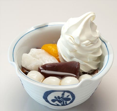 흰색 그릇안에 팥앙금과 소프트아이스크림 그리고 작은 떡이 들어가 있다.