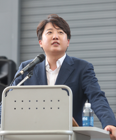  전 국민의힘 대표가 정진석 비상대책위원장 체제에 제동을 걸었다.
