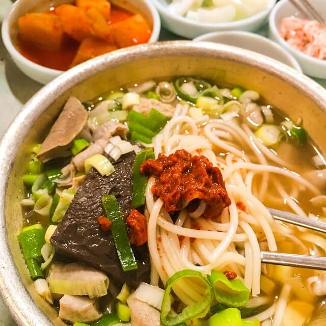백종원 더본코리아&amp;#44; &lsquo;장터광장&rsquo; 상표권 논란&hellip;왜 지역사회가 반발했나?