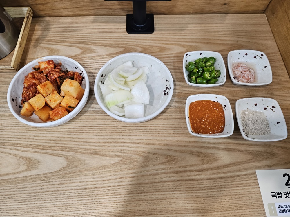 산본 가마솥 순대국밥 반찬 세팅