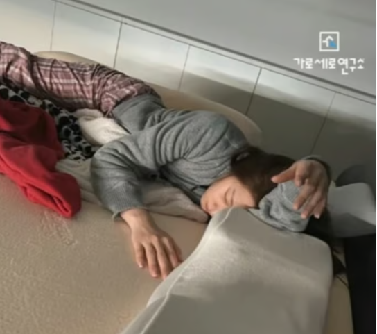 2018년 김수현이 닭볶음탕 먹는 모습(왼쪽), 김새론 추정 여성이 자는 모습. ('가로세로연구소')