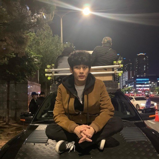  김수현, 어둠도 밝히는 잘생긴 비주얼! 차 보닛 위 쉬는 모습도 훈훈 [사진]