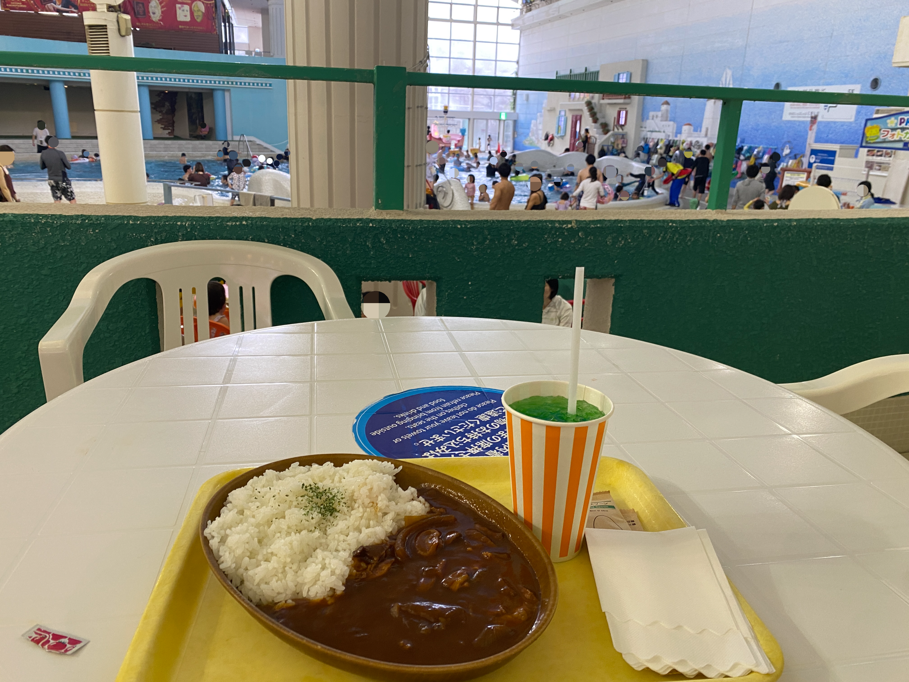 온천을 바라보며 점심 식사를 즐기는 모습