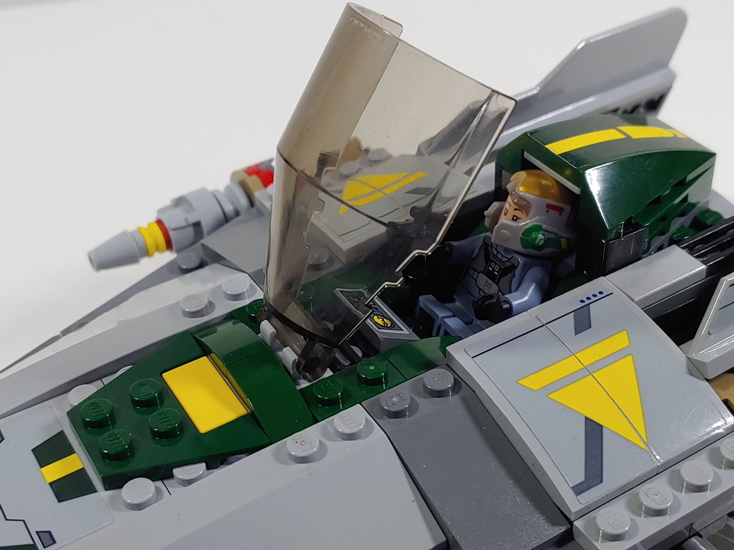 레고 75150 - A-윙 스타파이터에 탑승한 A-윙 파일럿