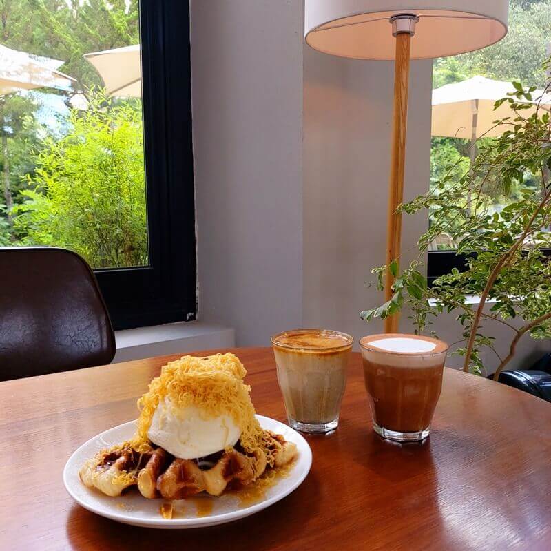 우이동 계곡 카페 산아래 흑임자 라떼와 크림모카, 크로플 사진