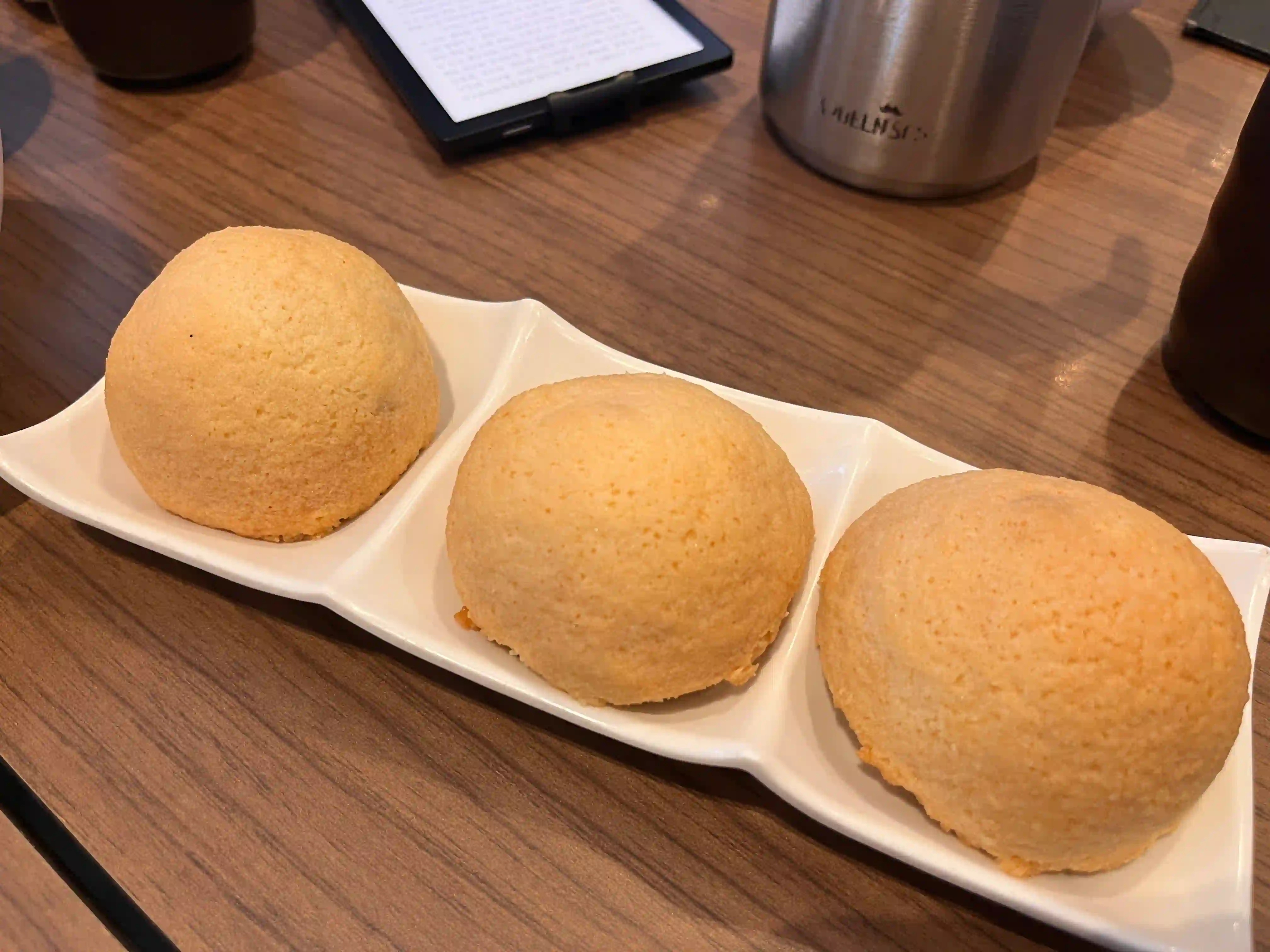 빵이 접시 위에 담긴 사진 