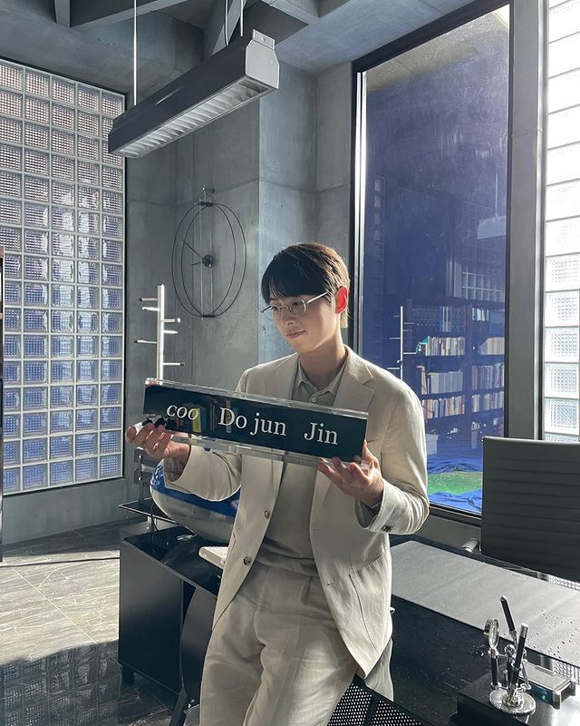  송중기, 지인 소개로 영국인 여성과 1년째 열애중?! 견혼발표
