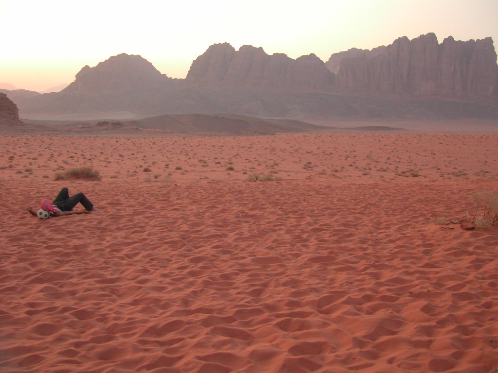 요르단-와디럼사막투어-해질녘-붉은빛으로-물든-사막풍경