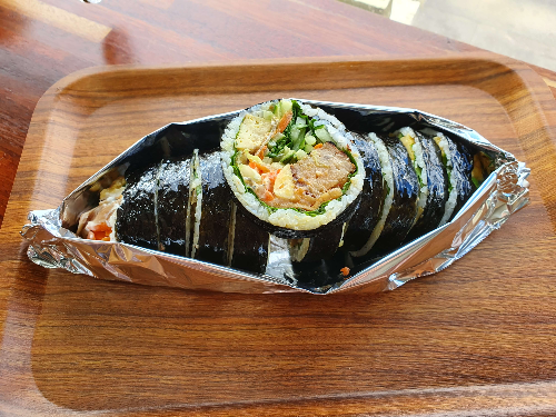 제주 맛집 다가미 화우쌈 김밥. 가운데 가장 큰 갈색이 돼지떡갈비이고&#44; 쌈야채가 골고루 들어가 있는 것을 볼 수 있다. 한 개 입에 넣으면 입에 가득 차는 크기.