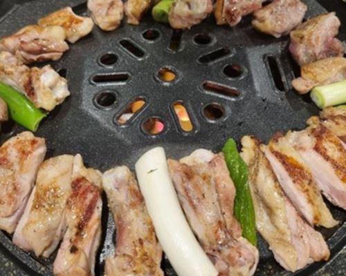 불판에-올려진-닭갈비