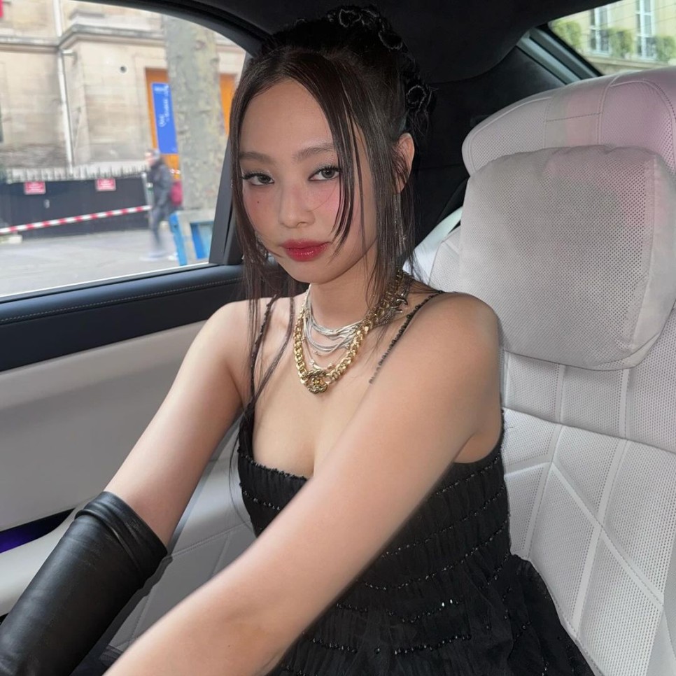  블랙핑크 제니가 최근 프랑스 파리에서 진행된 샤넬 2024/25 가을-겨울 레디-투-웨어 컬렉션 쇼에 참석