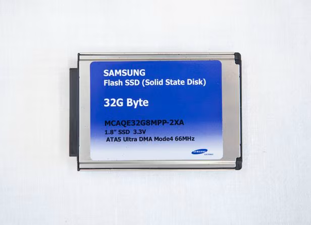 2006년 세계 최초로 선보인 플래시 메모리 기반 노트북 PC용 32기가바이트 SSD.