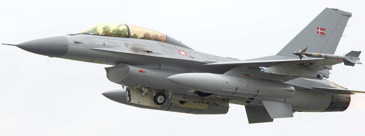 Terma의 자체보호 파일런을 장착하고 있는 덴마트 F-16BM Viper