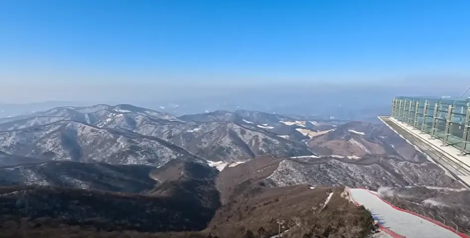 겨울방학 국내 여행지-
흰눈이 덮힌 발왕산 전경