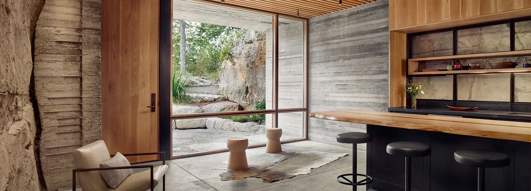  텍사스 동굴에 차려진 와이너리 clayton korte embeds cavernous winery within excavated stone hillside