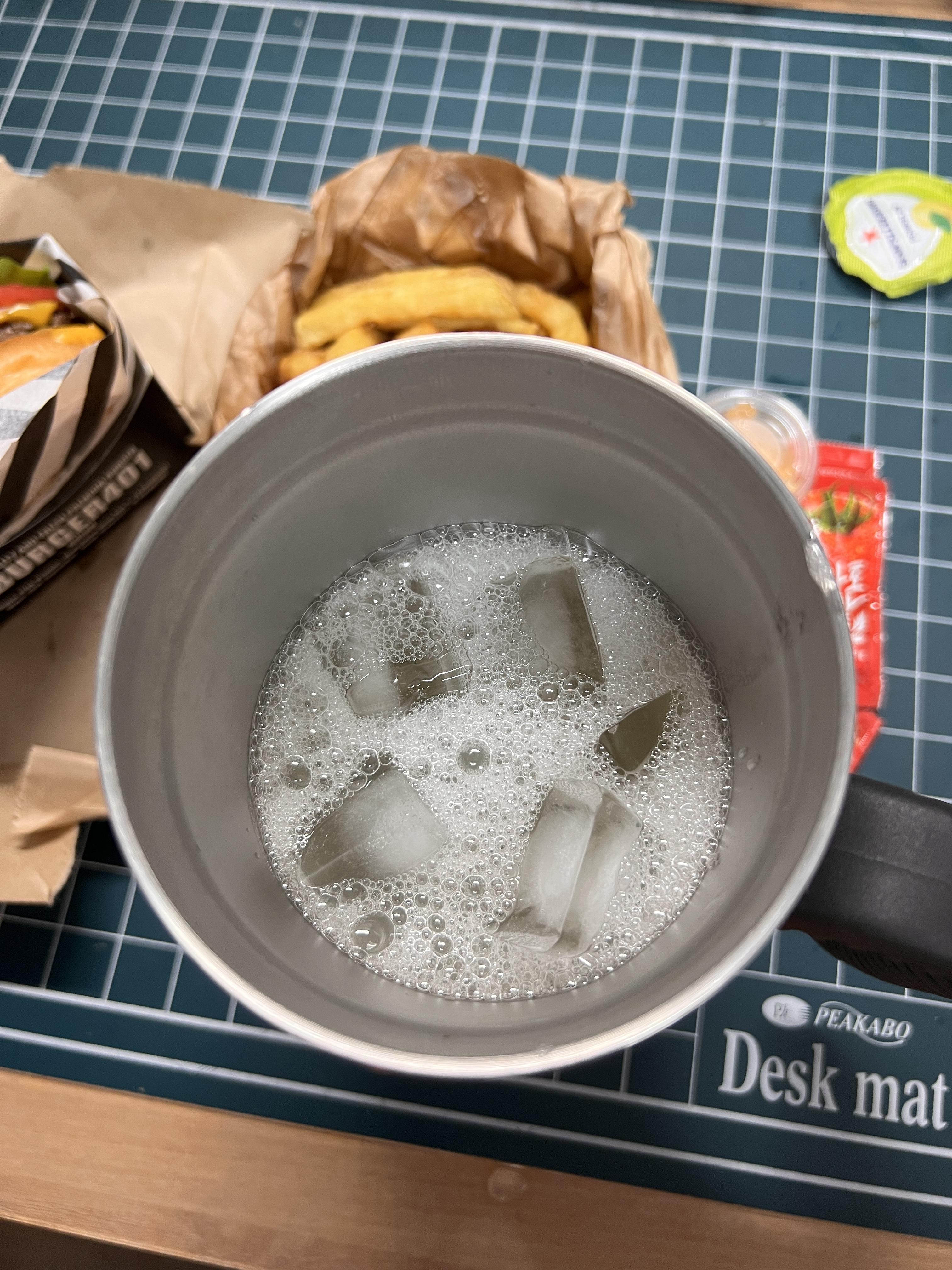 스테인리스 컵에 담겨진 산페그리노 폼펠모 그린 자몽과 얼음들