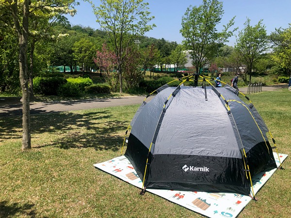 공원에 텐트를 설치한 모습