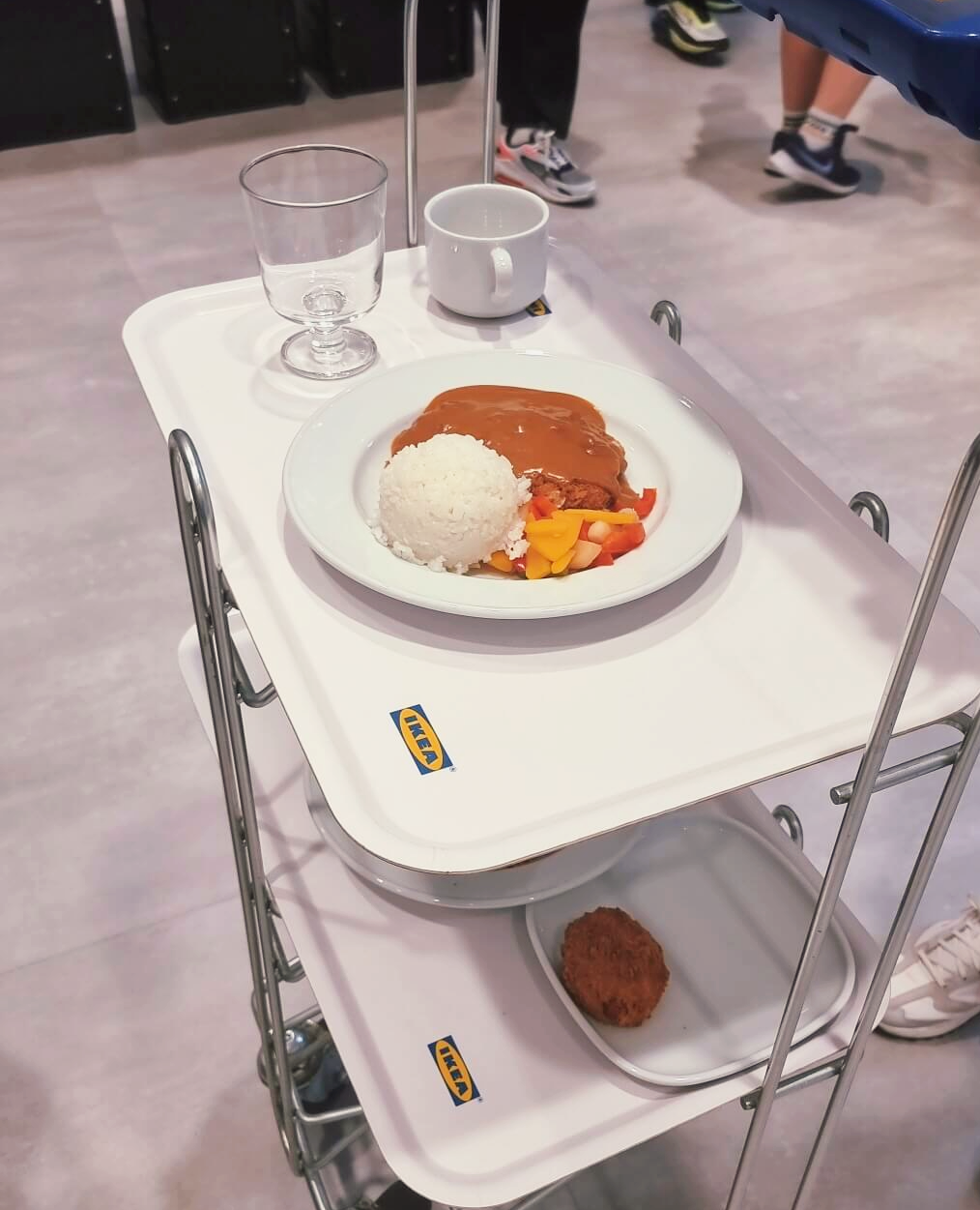 이케아 레스토랑에서 음식을 담은 카트