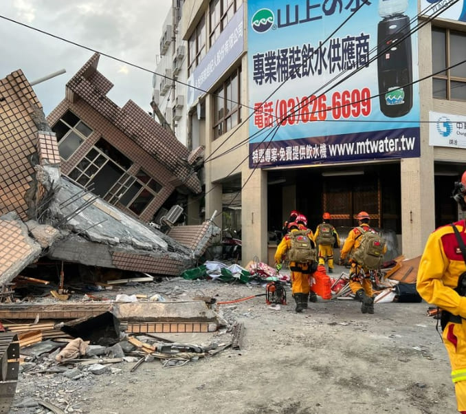 대만 동부 규모 6.8 지진 발생 VIDEO: Strong earthquake hits southeastern Taiwan&#44; building collapse