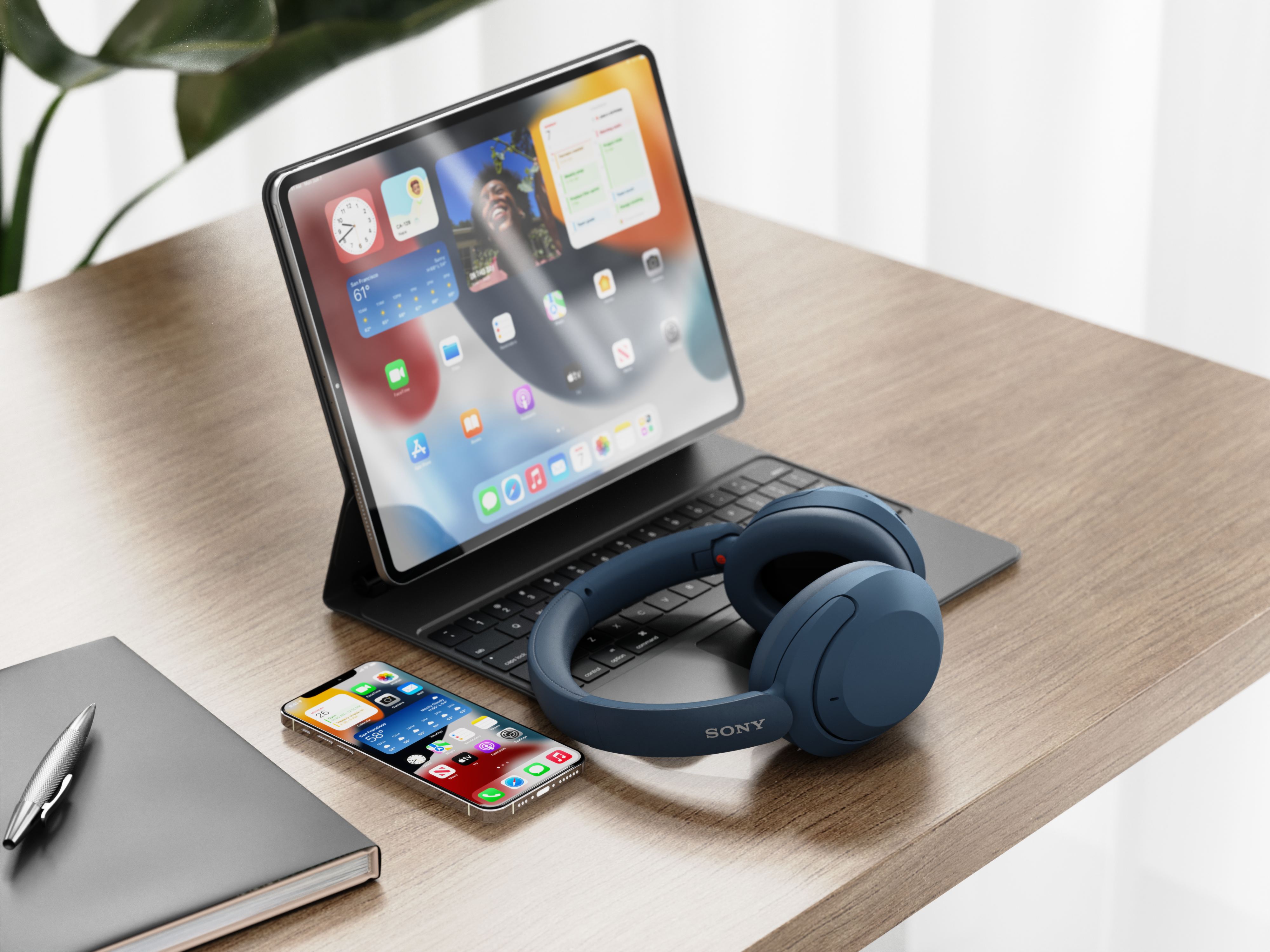 책상 위 태블릿, 스마트폰과 함께 놓여있는 소니 무선 헤드폰 WH-XB910N
