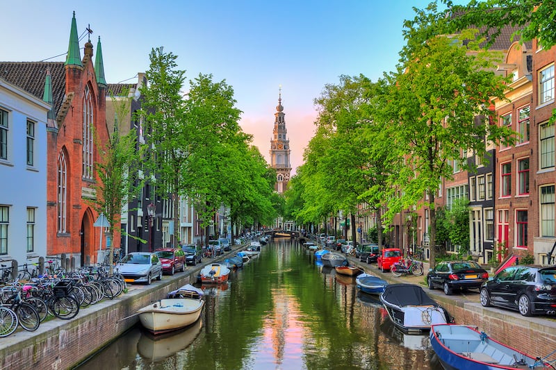 유명한 운하 시스템을 갖춘 네덜란드