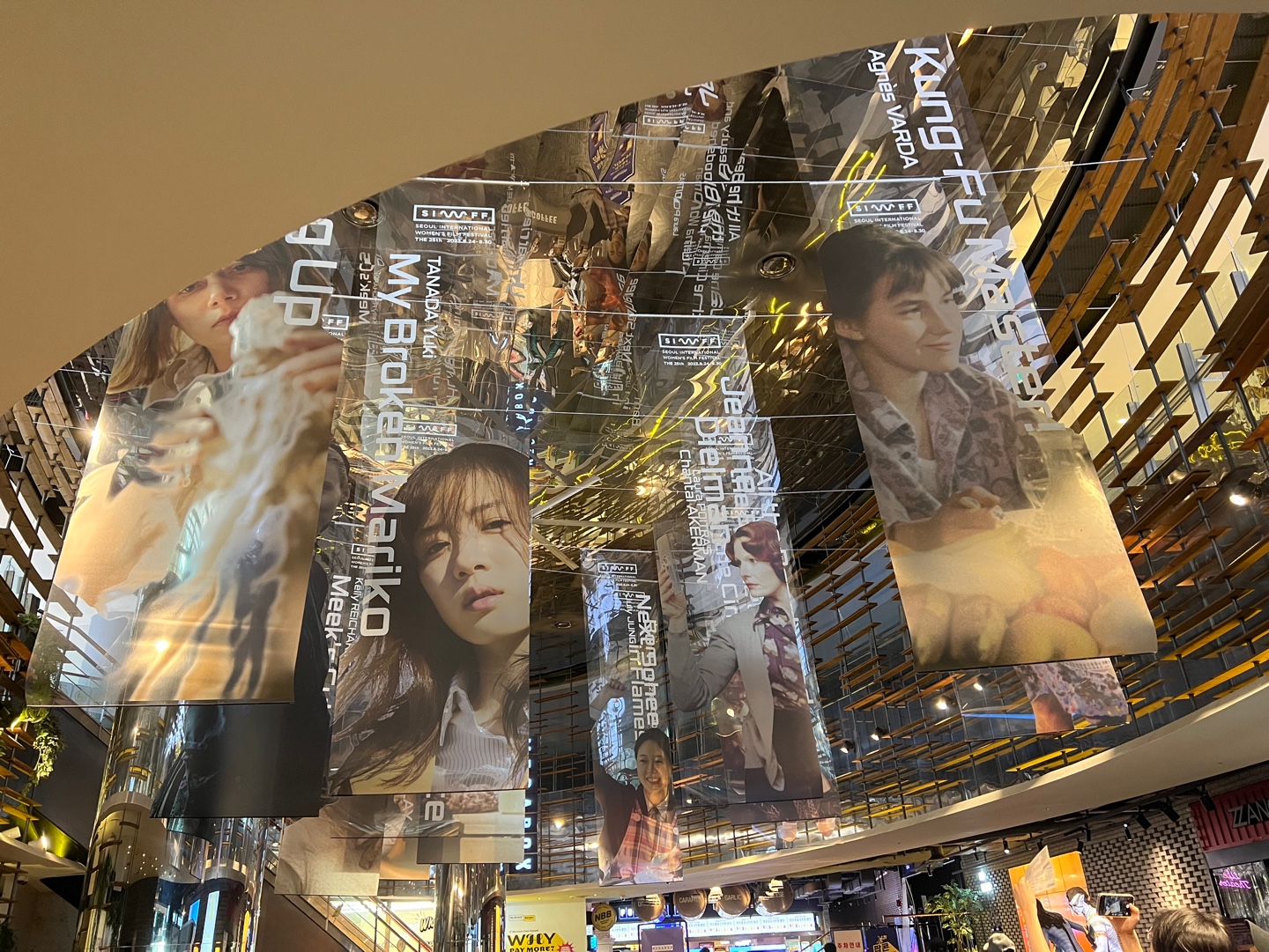 서울국제여성영화제 메가박스 내부 꾸며진 것