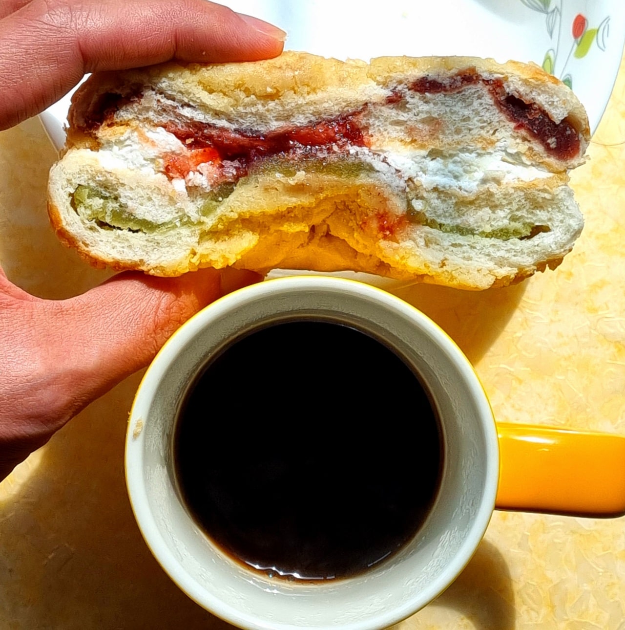 고대 딸기잼 맘모스빵을 드시거든 커피 한 잔과 같이 드세요.