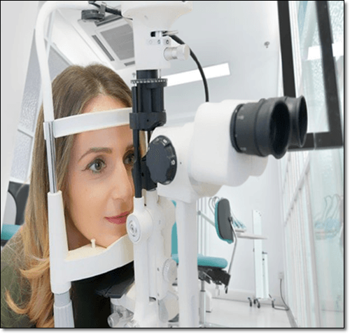 눈 검사 하는 여성