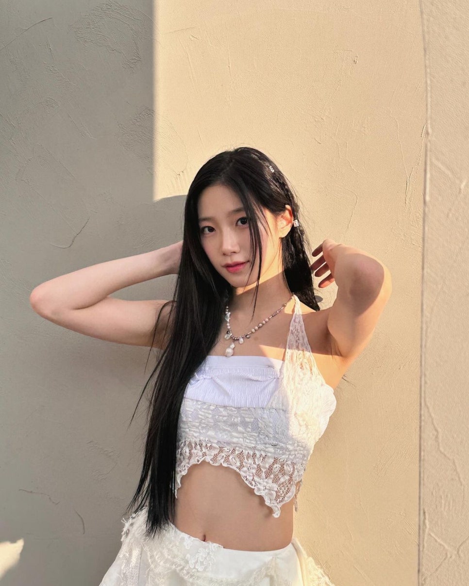  르세라핌 카즈하가 가녀린 몸매를 과시했다.