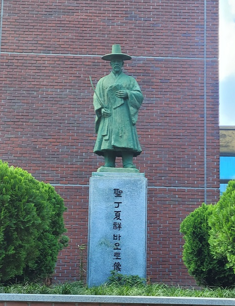 남천성당 입구 오른편에 본당 주보성인 성 정하상바오로 성인 상이 있습니다.