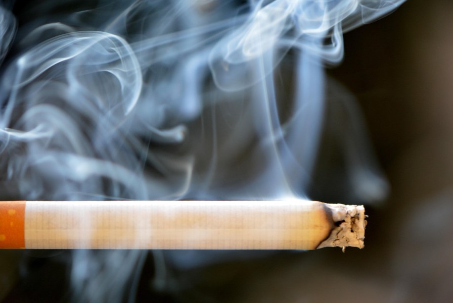 담배는 폐암 발병의 원인으로 꼽히는 최악의 습관입니다.