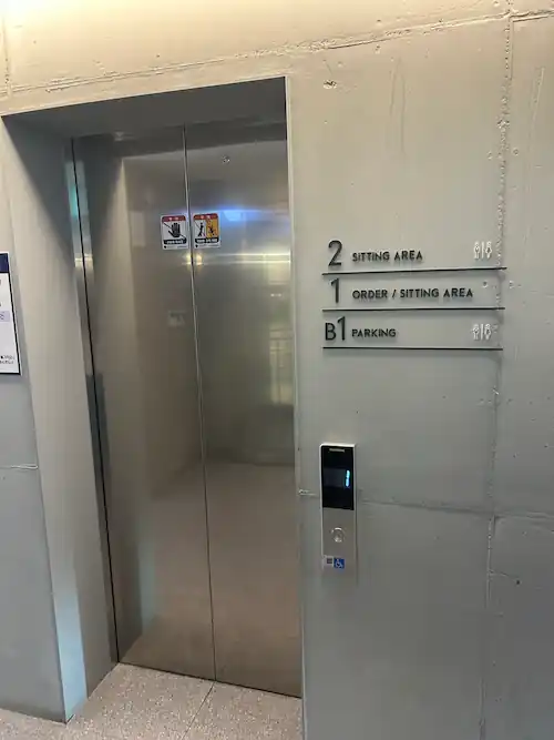 카페 내부에 엘리베이터도 존재한다
