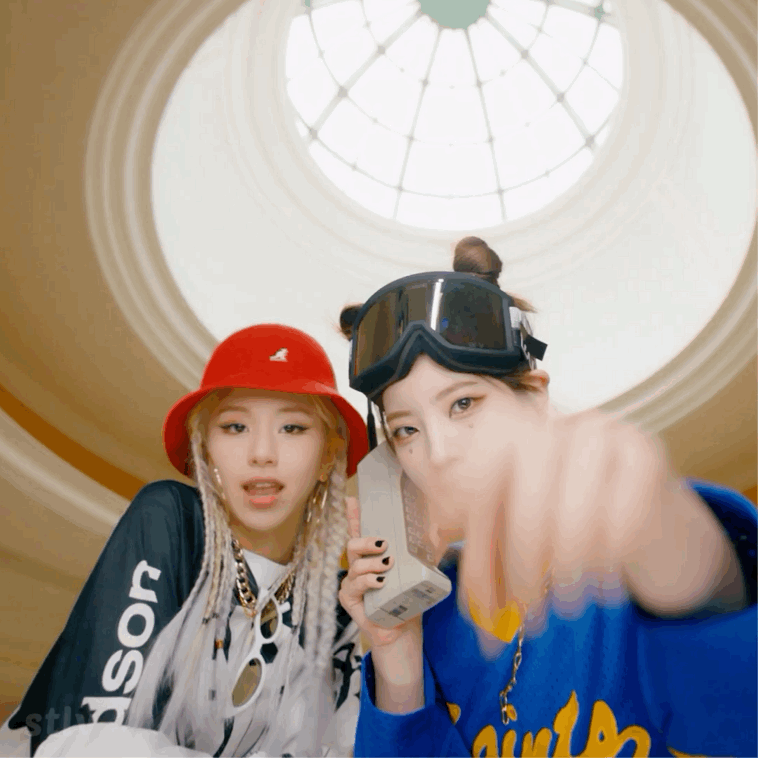  다현 X 채영 '나로 바꾸자' 커버 뮤비 움짤